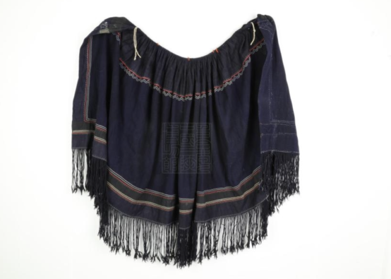 图片包含 服装, 站, 穿着, 桌子
描述已自动生成