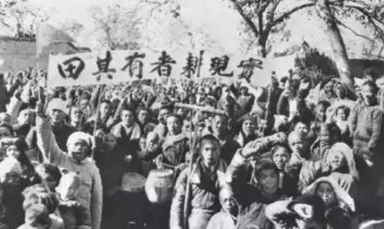 一群人的黑白照片
描述已自动生成