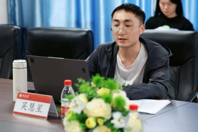 穿黑色衣服的人在桌子前吃东西
AI 生成的内容可能不正确。