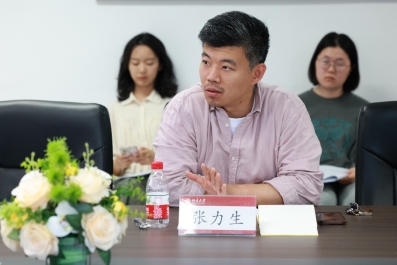 男人和女人在桌子边
AI 生成的内容可能不正确。