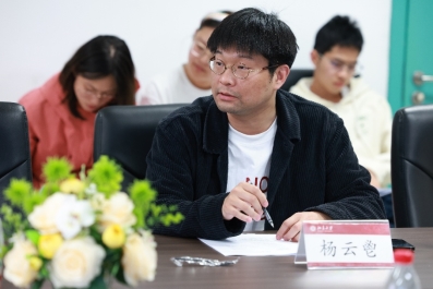 图片包含 人, 桌子, 室内, 笔记本
AI 生成的内容可能不正确。