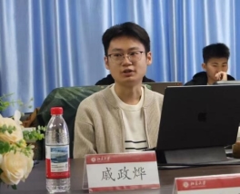 电脑前的男人和女人在桌子前
AI 生成的内容可能不正确。