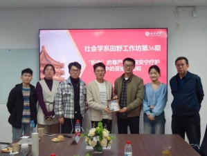 一群人站在桌子前摆拍
AI 生成的内容可能不正确。