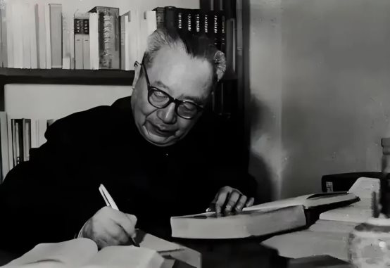 男人坐在桌子前
中度可信度描述已自动生成