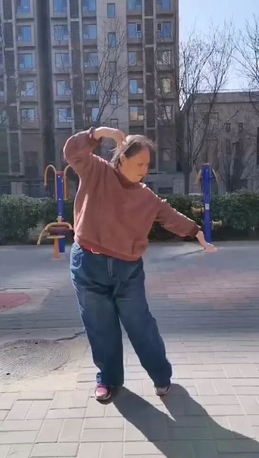 男孩在街道上
描述已自动生成