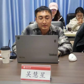 桌子上放着笔记本电脑的人们
AI 生成的内容可能不正确。