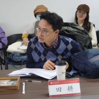 人们在桌子边
AI 生成的内容可能不正确。