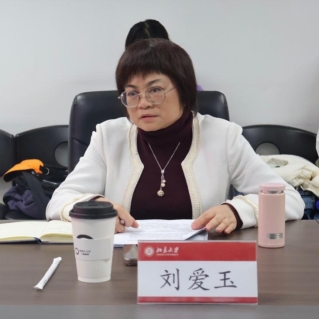 人拿着杯子
AI 生成的内容可能不正确。