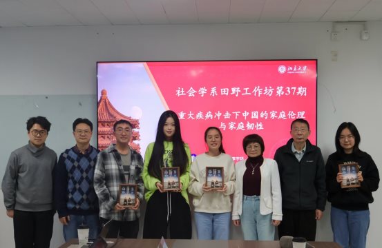 一群人站在一起
AI 生成的内容可能不正确。