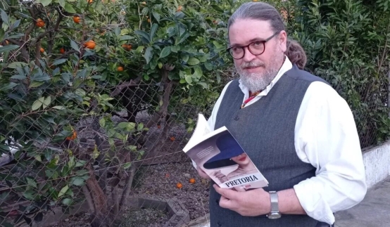 戴着眼镜的男人
描述已自动生成