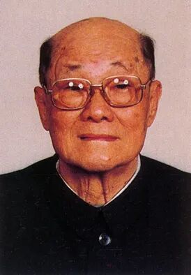 男人戴着眼镜
描述已自动生成