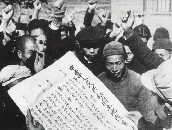 一群人的黑白照片
描述已自动生成