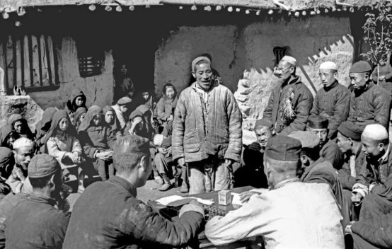 一群穿着制服的人
描述已自动生成