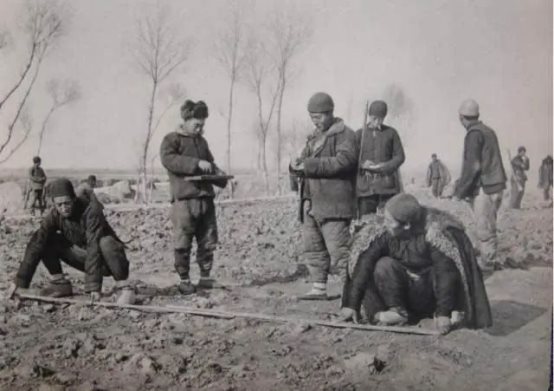 一群人站在石头上
描述已自动生成