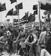 一群人的黑白照片
描述已自动生成