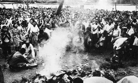 一群人的黑白照片
描述已自动生成