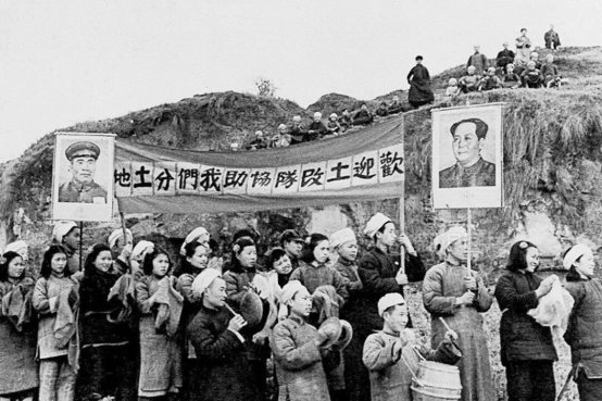 一群人站在一起合影的黑白照
描述已自动生成