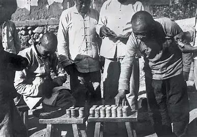 一群人的黑白照片
描述已自动生成