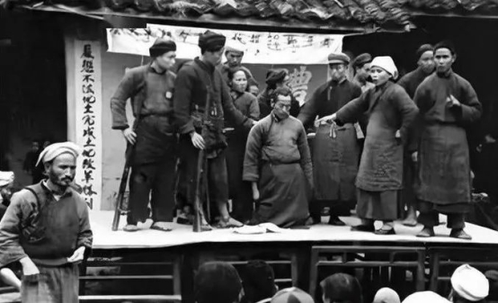 一群人站在一起合影的黑白照片
描述已自动生成