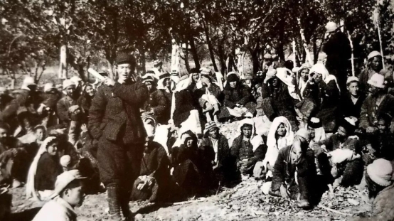 一群人的黑白照片
描述已自动生成