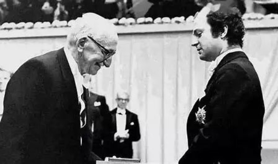 穿西装的男人的黑白照
描述已自动生成