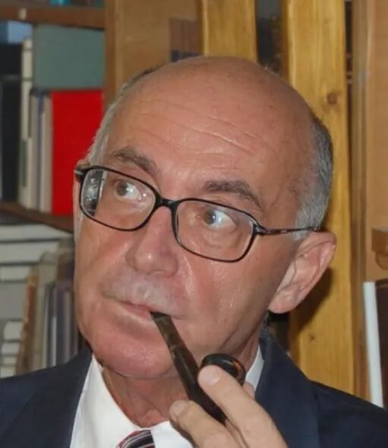 穿着西装笔挺的男子手里拿着眼镜
中度可信度描述已自动生成