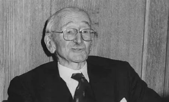 穿西装戴眼镜的男人
描述已自动生成