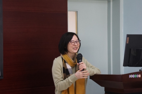 人拿着吉他
中度可信度描述已自动生成