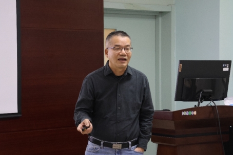 人站在房间里
描述已自动生成