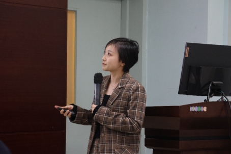 人站在房间里
中度可信度描述已自动生成
