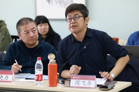 一群男人和女人在桌子边
描述已自动生成