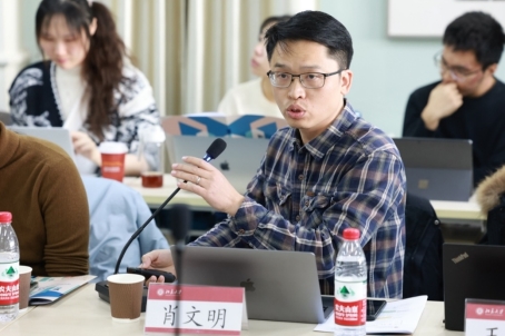 男人和女人在桌子边
中度可信度描述已自动生成