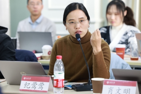 一些人在桌子前
中度可信度描述已自动生成