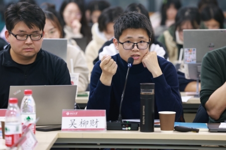 男人和女人在桌子边
低可信度描述已自动生成