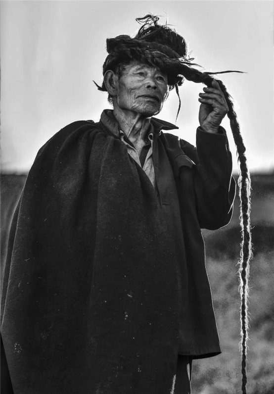 图片包含 人, 男人, 站, 女人
描述已自动生成