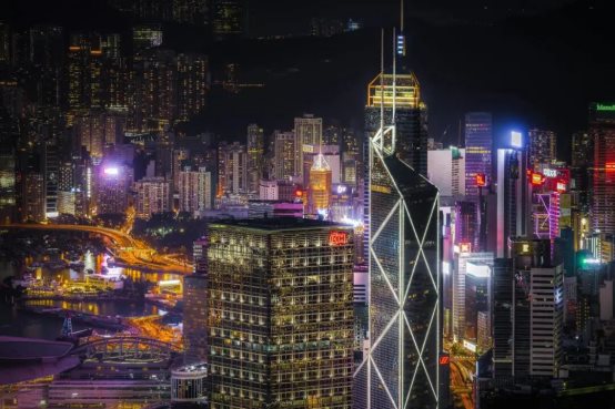 夜晚城市街道与高楼大厦
描述已自动生成