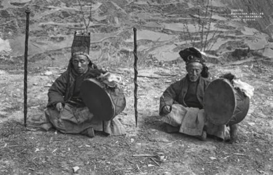 一群人在雪地里摆拍
中度可信度描述已自动生成