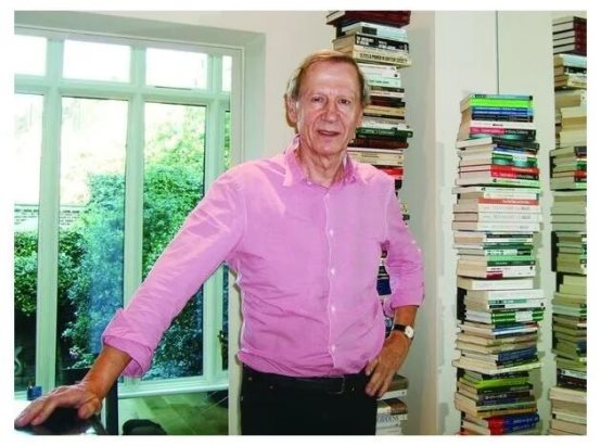 穿粉色衣服的人在厨房里
低可信度描述已自动生成