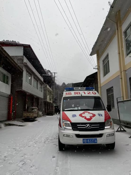 街道边的雪地里行驶的汽车
描述已自动生成