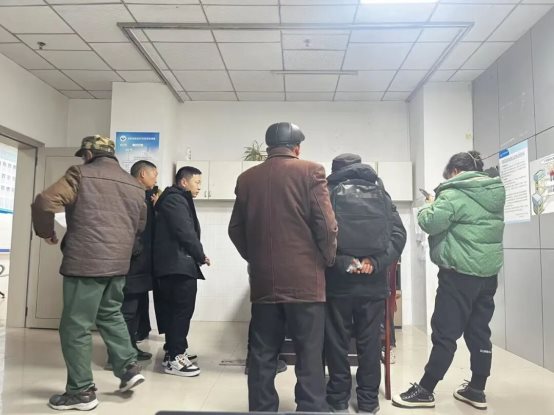 一群人站在室内
描述已自动生成