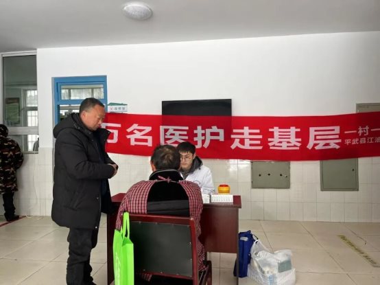 图片包含 室内, 天花板, 人, 男人
描述已自动生成