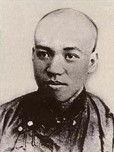 留胡子的男人
描述已自动生成