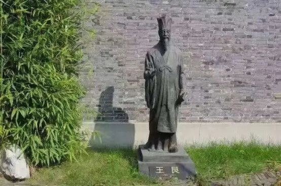 绿色的雕塑
描述已自动生成